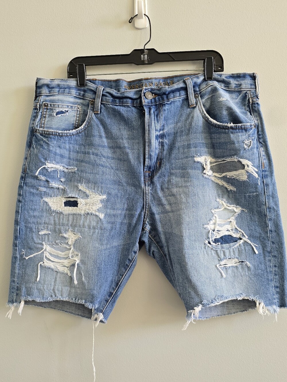 American Eagle Distressed Denim Shorts Men's Size 40 Light Wash
